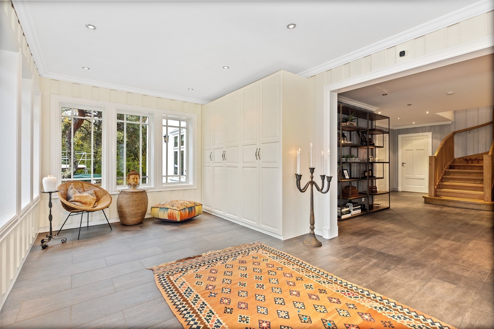 Entreen fører deg mot en stor trapp av eik som tar deg videre opp mot annen etasje. Galleribilde