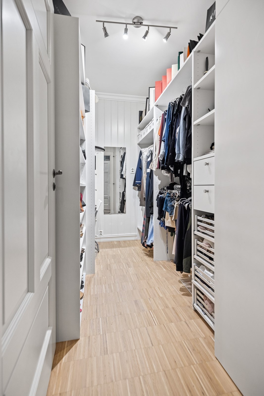 Walk in closet tilknyttet hovedsoverom. Galleribilde