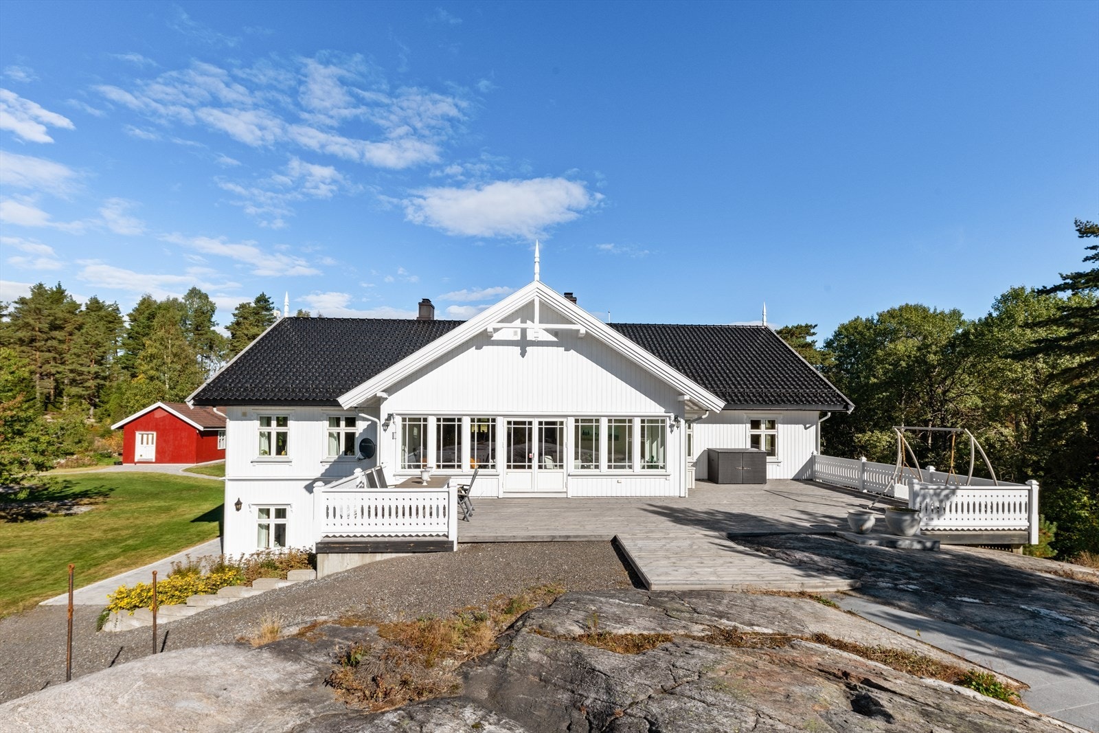 Fra stuen er det utgang til en vidunderlig terrasse mot syd, med fint utsyn og et areal på ca. 75 kvm. Terrassen er utstyrt med belysning og utestikk Galleribilde
