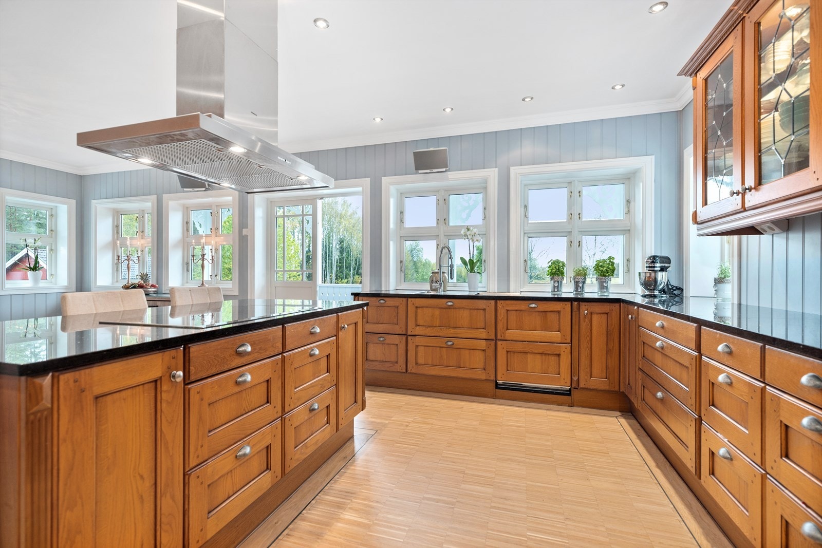 Rommet har eikegulv, gulvvarme og panelvegger malt i en tidsriktig blåtone. Galleribilde