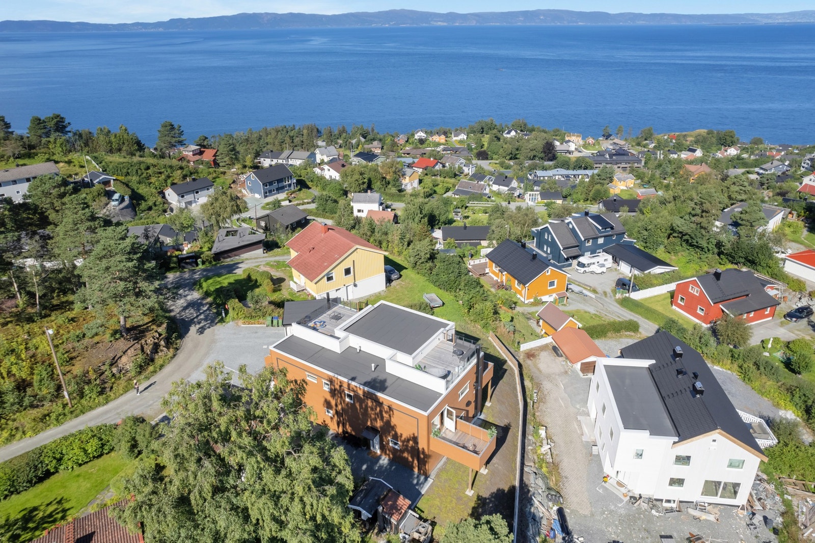 Dronefoto. Boligen har en attraktiv beliggenhet på Saksvik. Galleribilde