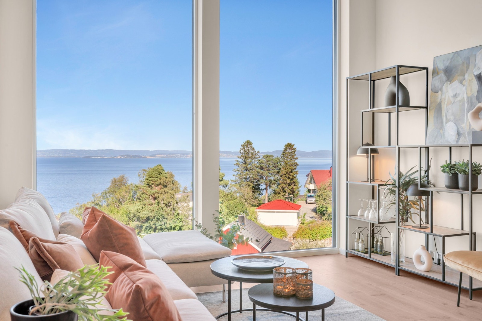 Vinduene på stuen er på hele 2,9 m og bidrar til en særdeles god atmosfære. Galleribilde