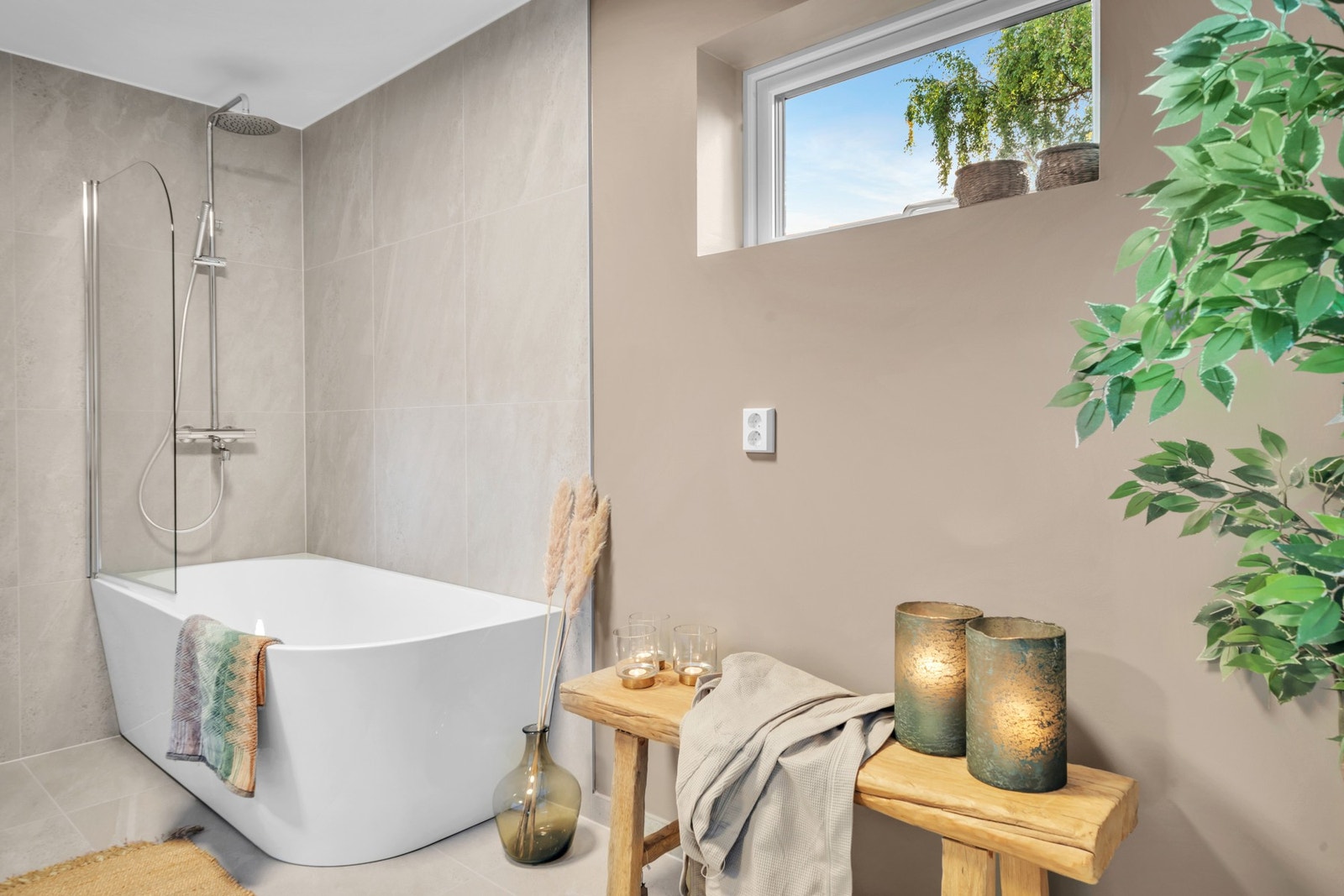 Alle rom i boligen fremstår svært innbydende med gode fargevalg på overflater. Galleribilde