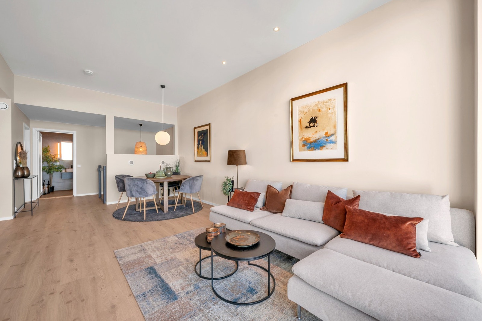 TIdsriktige fargevalg på vegger og gjennomgående 1-stavs gulv. Galleribilde