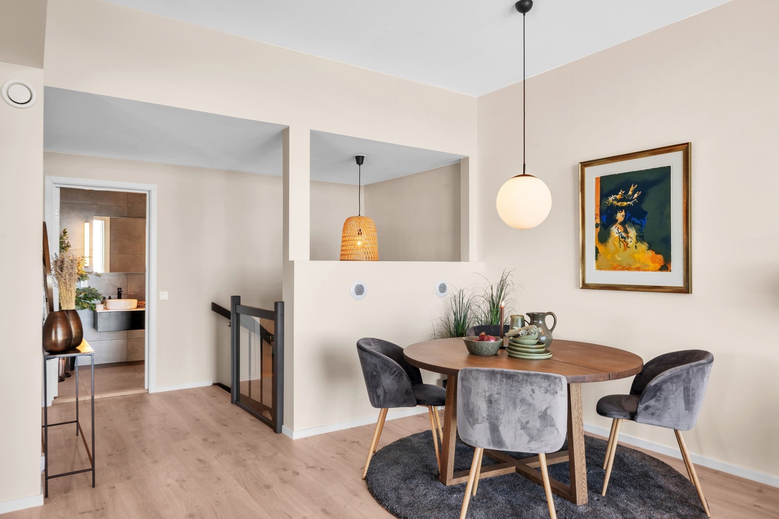 God plass til spisebord på stue. Boligen har balansert ventilasjon som gir et behagelig inneklima året rundt. Galleribilde