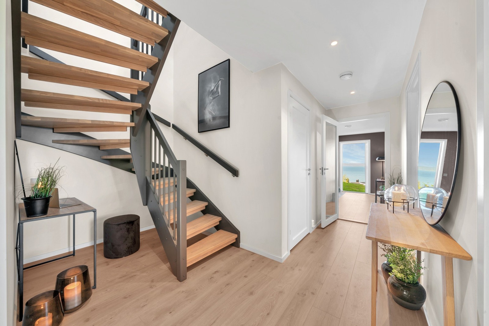 Trapp med eiketrinn ned til gang i 1. etasje. Bod/teknisk rom på 5 kvm inn den lukkede døren midt i bildet. Galleribilde