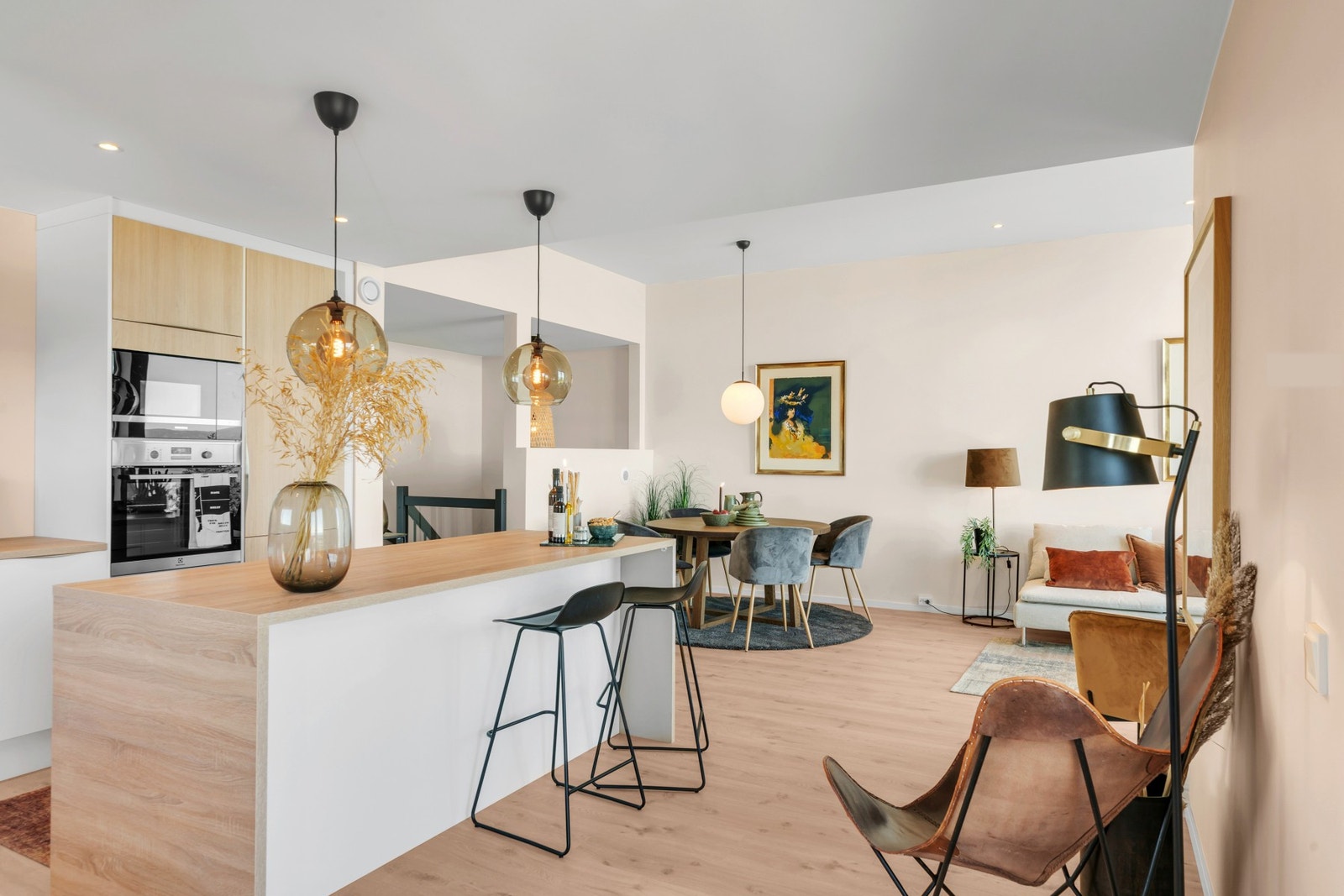 Stue og kjøkken er på i underkant av 50 kvm til sammen. Galleribilde