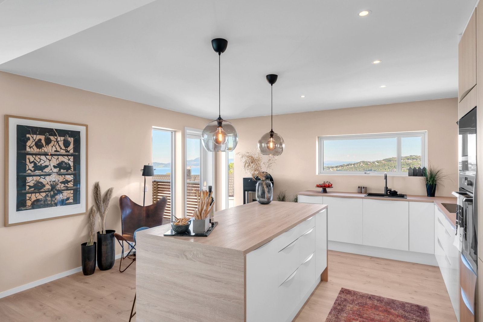 Fra kjøkkenet er det utgang til balkong hvor man også finner trappen opp til takterrassen. Galleribilde