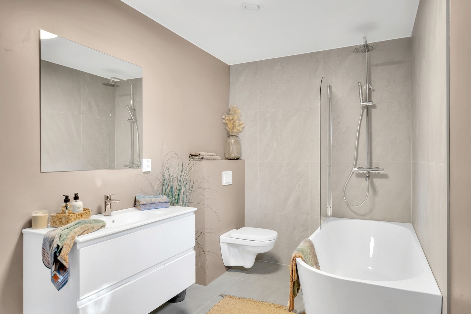 Bad nr. 2 er på 8 kvm og ligger i 1. etasje. Varmekabler i gulv, moderne innredning, opplegg for vaskemaskin, vegghengt WC og badekar - svært praktisk for barnefamilien! Galleribilde