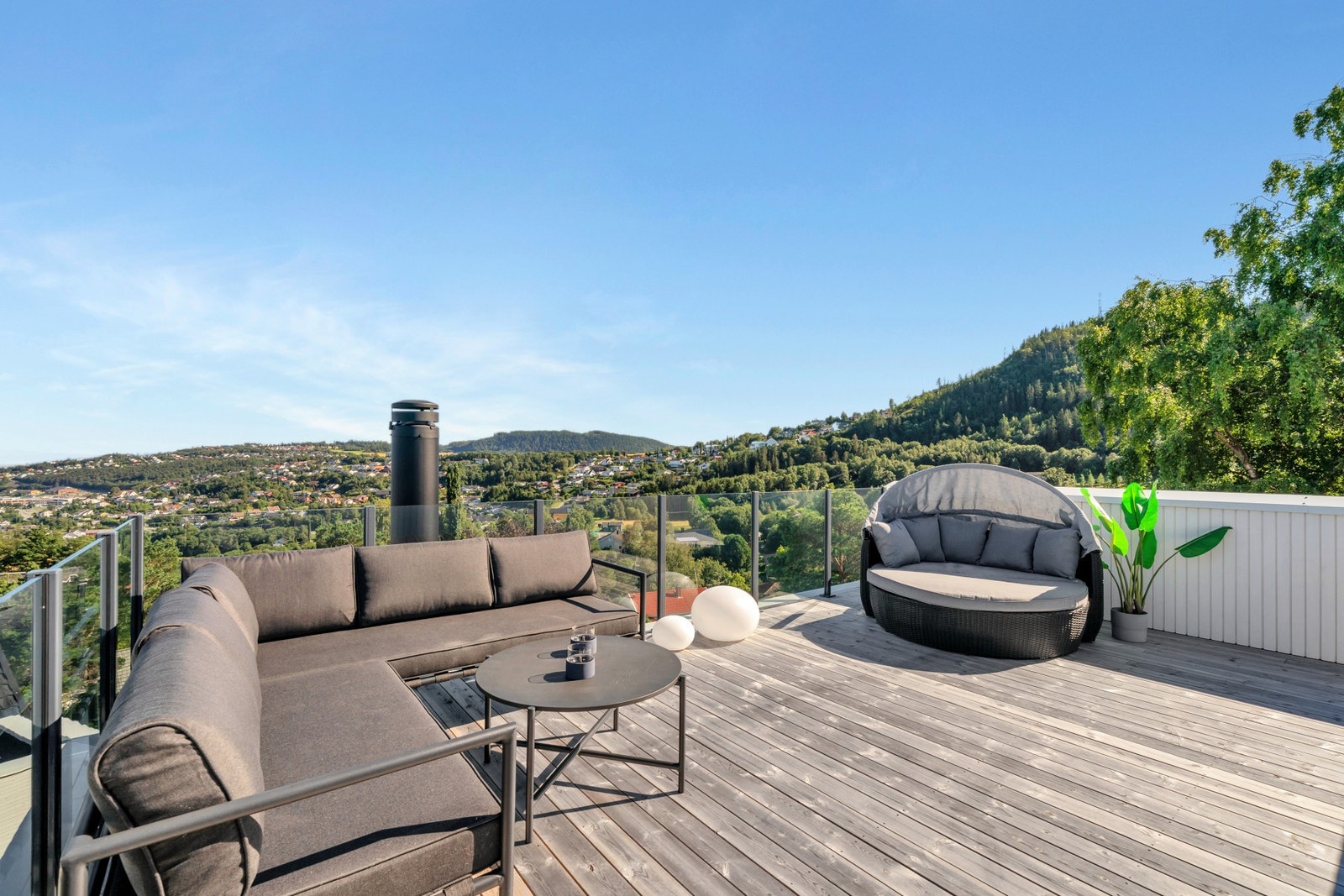 Takterrassen har med sine 24 kvm god plass til utemøblement og grill. Galleribilde