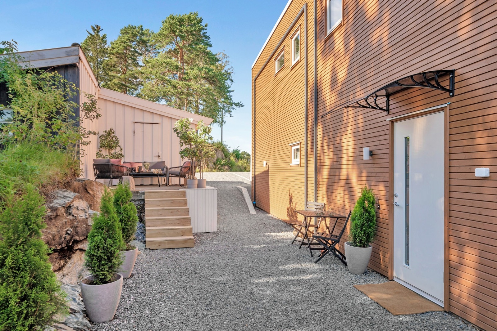 Idylliske uteområder ved inngangsparti. Galleribilde