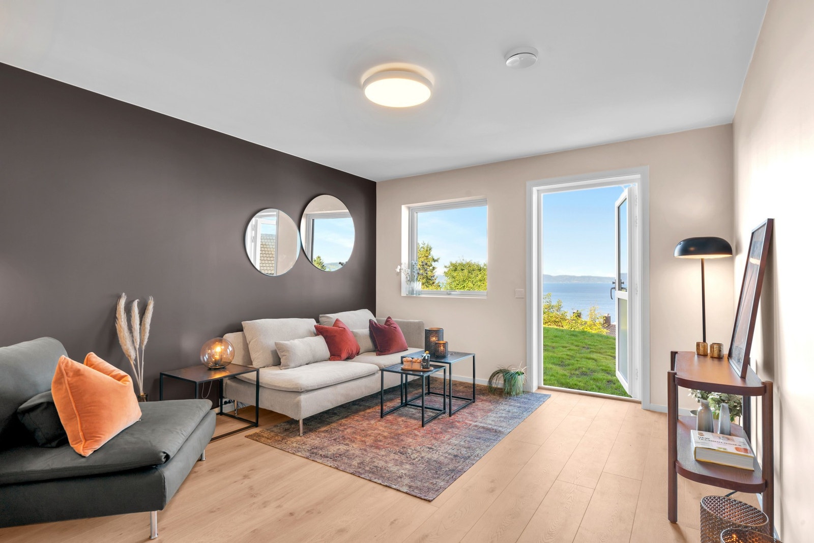 Utgang til plen og øvrige uteområder. Rommet kan også benyttes som et femte soverom. Galleribilde