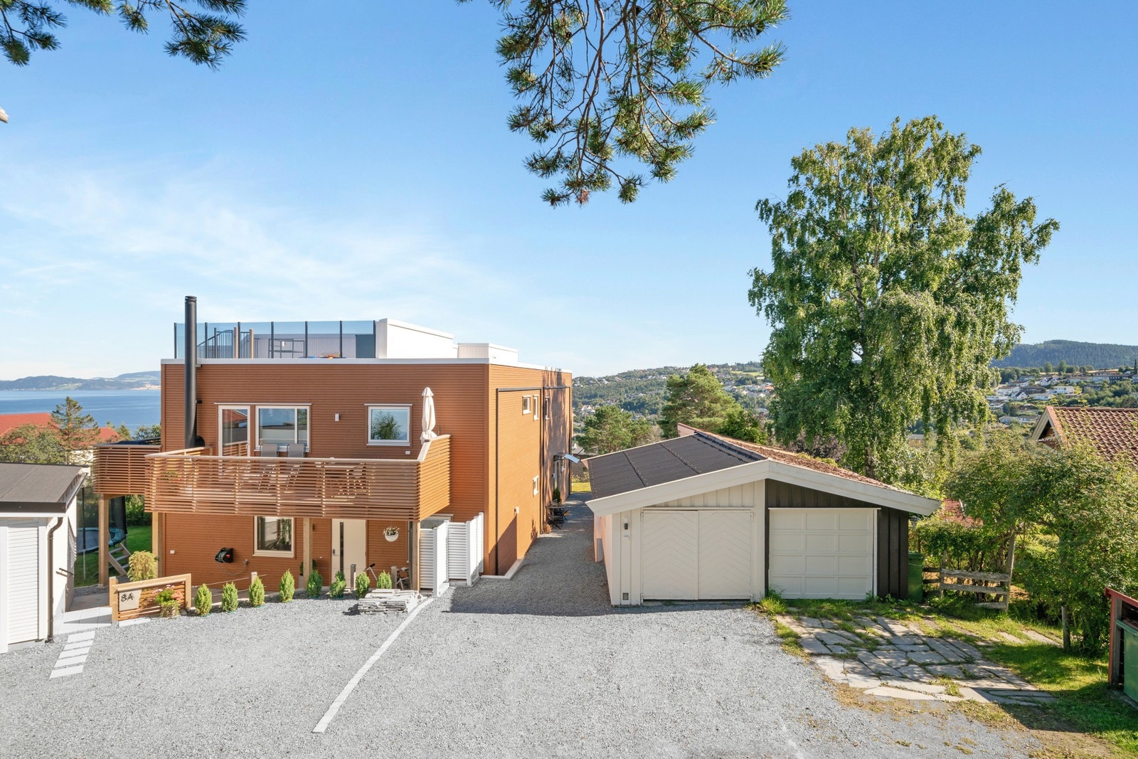 Boligen har egen garasje, samt oppstillingsplasser for bil på tomt foran garasje. Galleribilde