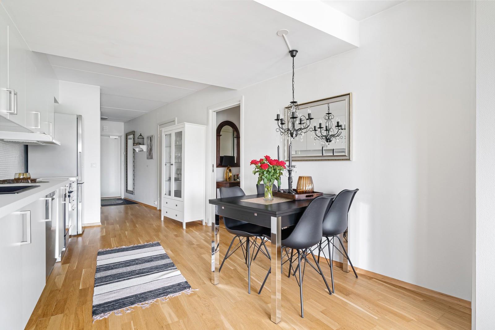 Leiligheten har en moderne, åpen og arealeffektiv planløsning.
