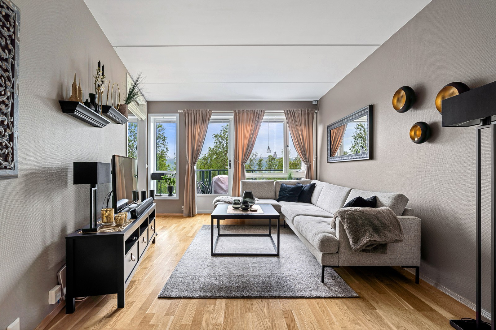 Velkommen! Leiligheten har ei lys og trivelig stue med generøs takhøyde og store vindusflater som sikrer rikelig med innslipp av naturlig lys.