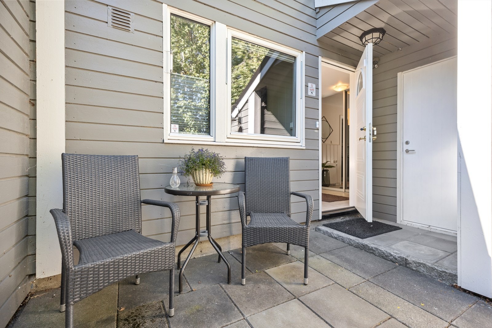 God plass til å møblere med hagemøbler og kafébord. Her er det i tillegg inngang til en utvendig bod på 6,5 m². Galleribilde