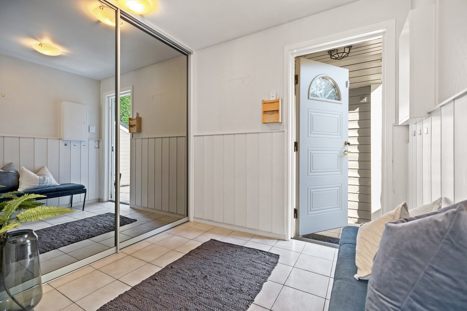 Romslig flislagt Entré/gang. Galleribilde