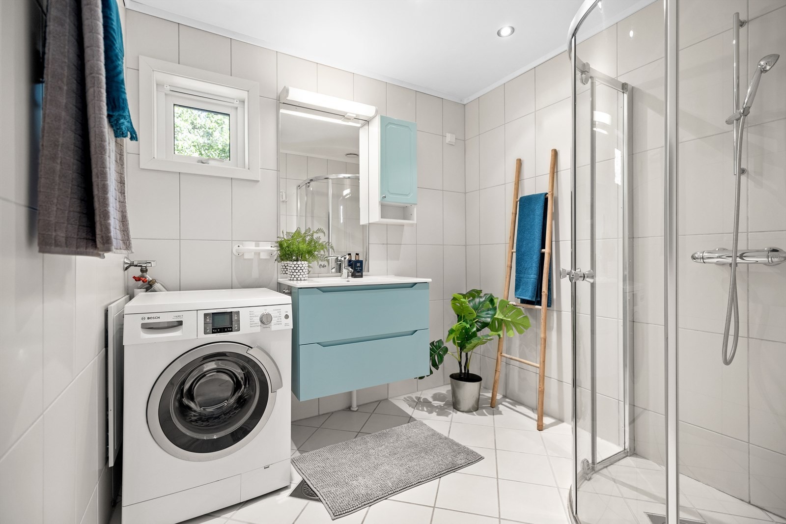 Romslig og flislagt baderom oppusset i 2005. Galleribilde