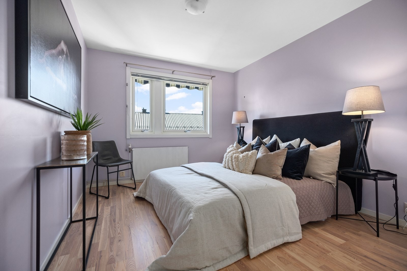 3 soverom med forskjellige størrelser og kvaliteter. Det er god plass til seng og øvrig møblement. Soverommene er meget fleksible og kan enkelt innredes som barnerom/gjesterom/hjemmekontor - alt etter ønske og behov! Galleribilde