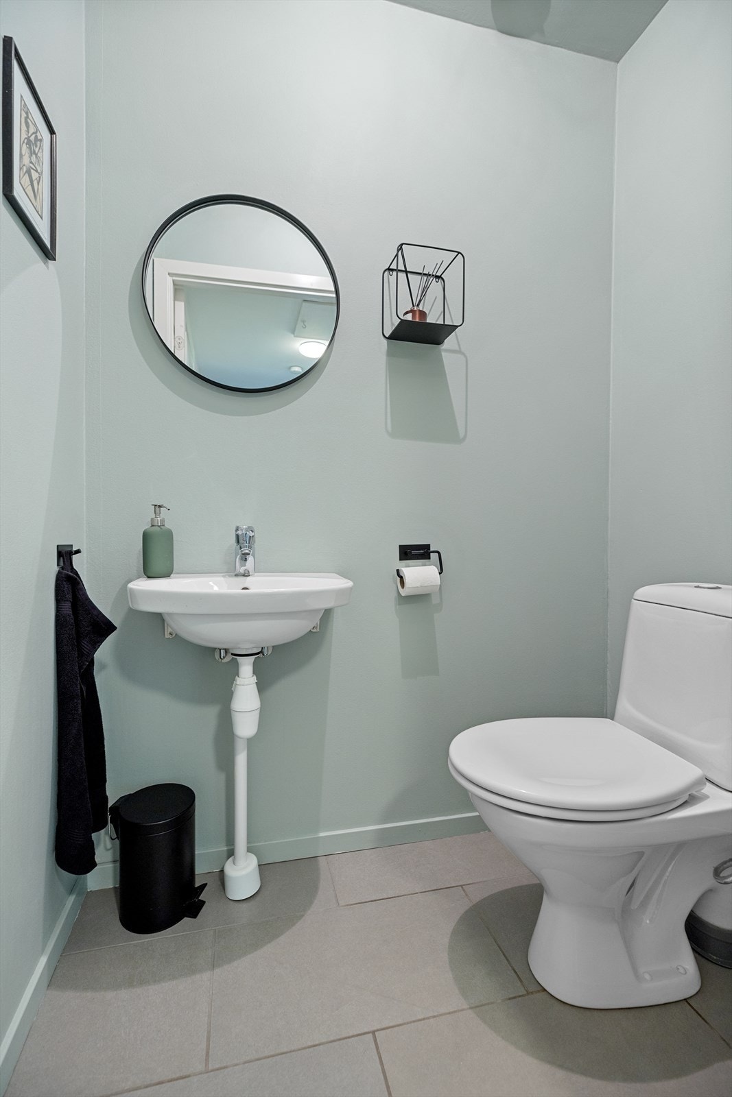 Separat toalett med servant. Galleribilde