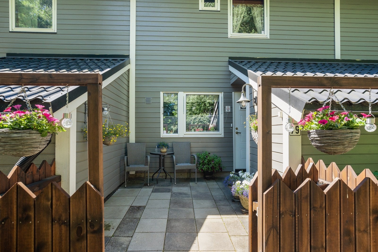 Koselig inngangsparti med belegningsstein. Galleribilde