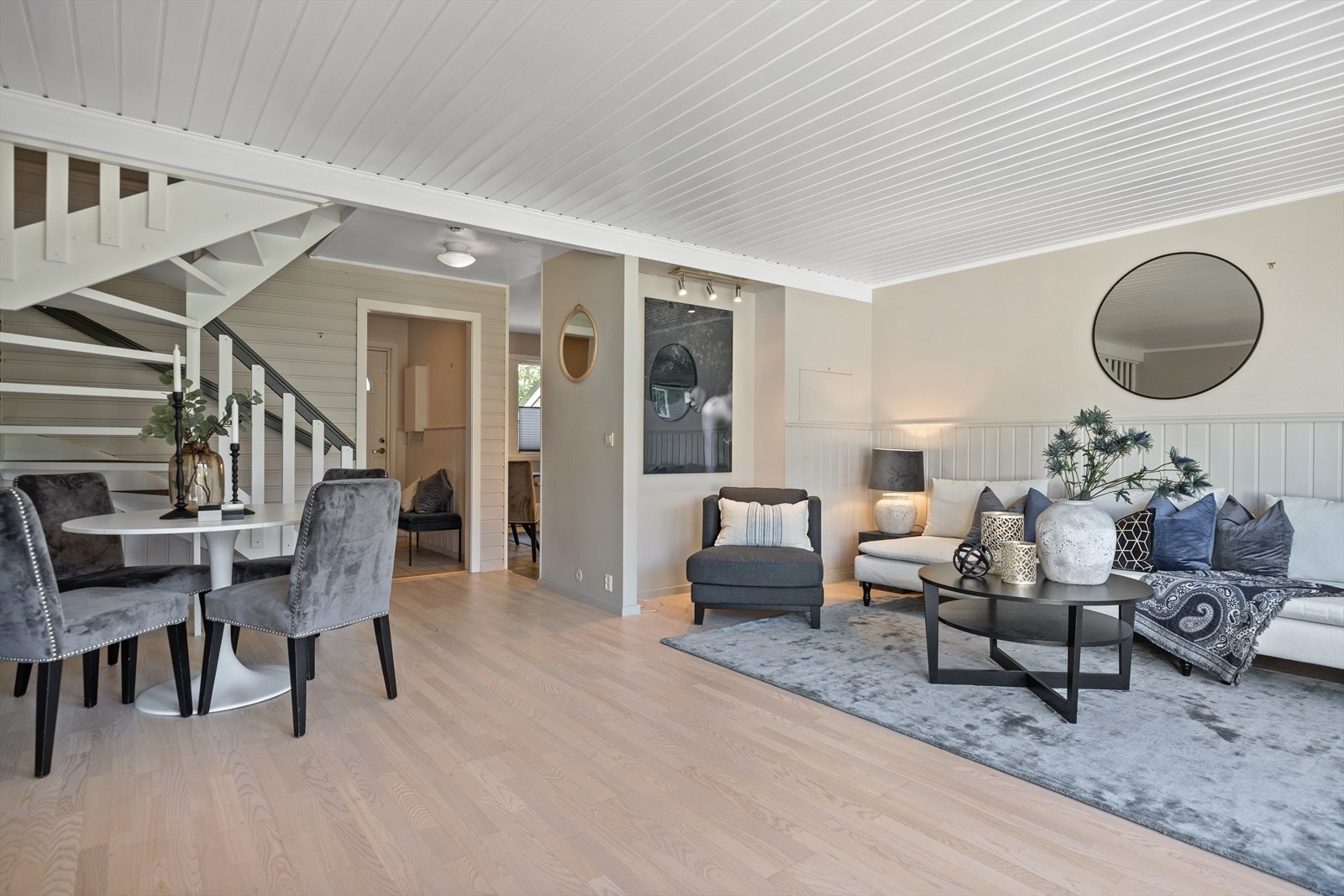 Romslig og åpen stue som enkelt innredes med forskjellige soner for ulike formål. Galleribilde