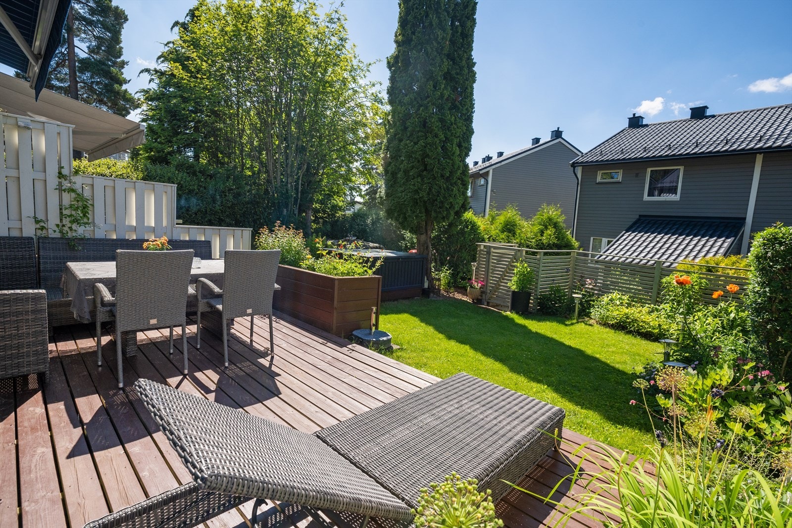 Flott terrasse på 17 m² med gode solforhold og videre adkomst til hageflekk. Galleribilde