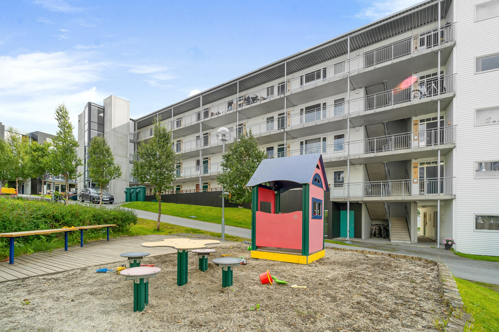 Fra leiligheten er det gangavstand til bl.a. busstopp, søndagsåpen dagligvare, skole, barnehage og flotte turområder m.m.