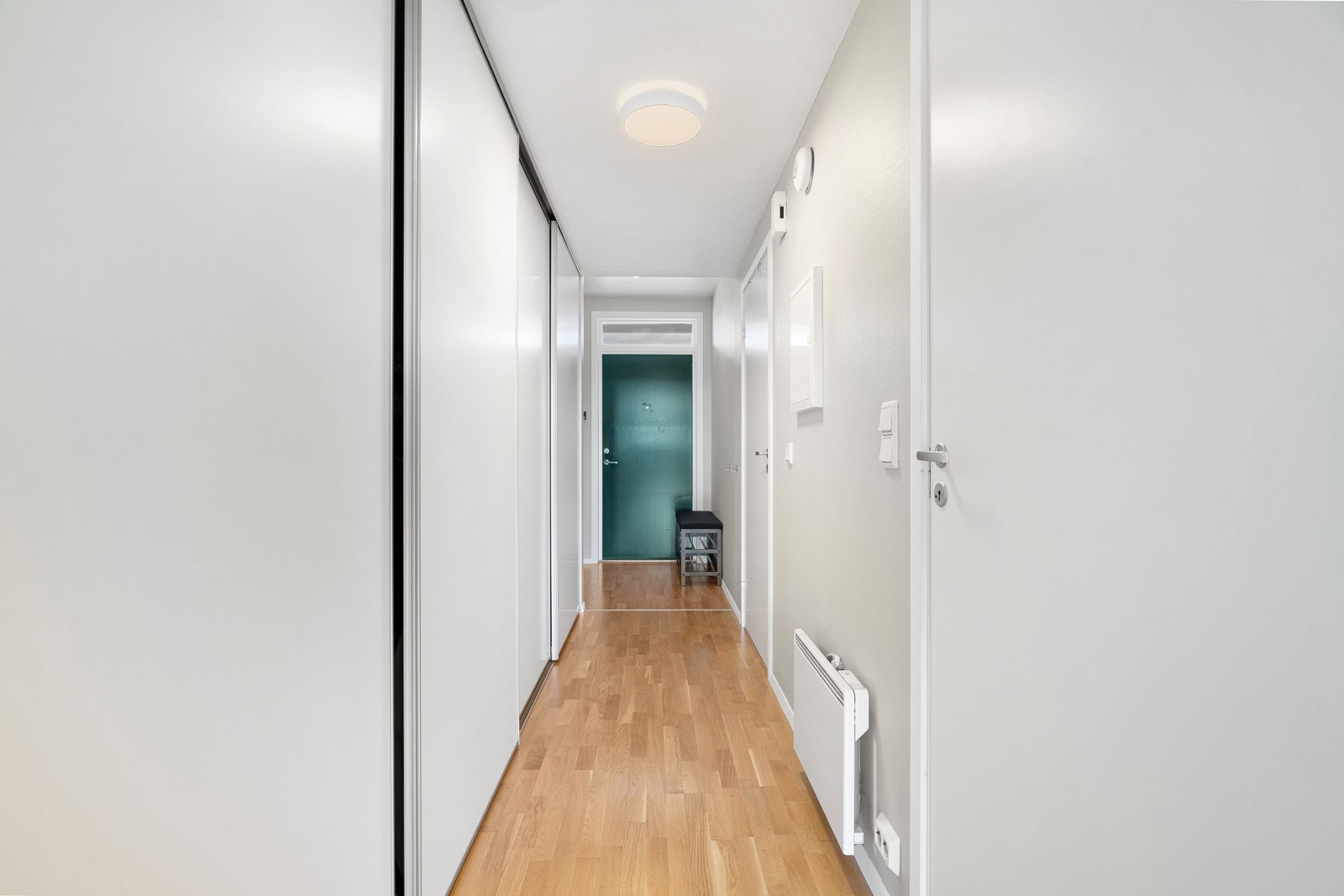 Stor skyvedørsgarderobe med god plass til ytterklær og/eller øvrig oppbevaring. I tillegg disponerer leiligheten en sportsbod med ytterligere oppbevaringsmuligheter.