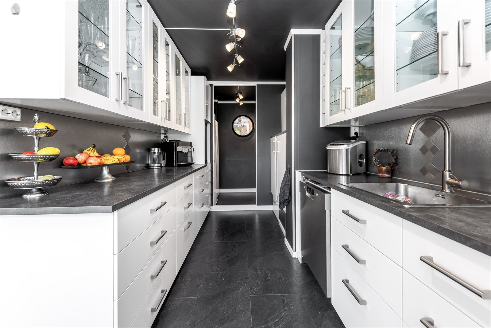 Kjøkkeninnredning fra 2017 med klassiske, glatte fronter. Galleribilde