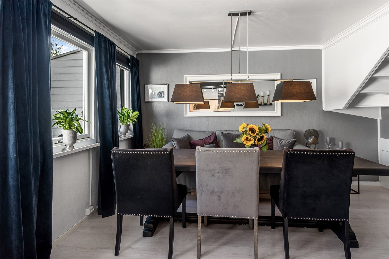 Fra spisetue/kjøkken et det utgang til terrasse på baksiden av huset Galleribilde