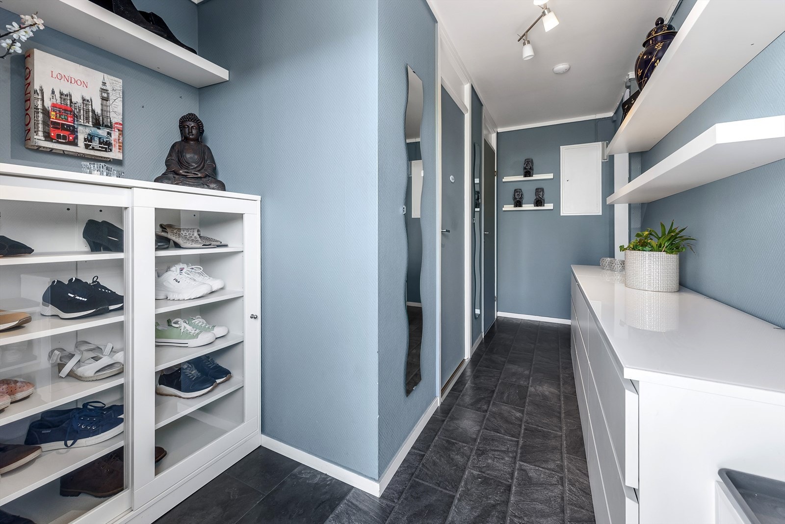 Velkommen inn! I gangen er det eget, praktisk wc-rom Galleribilde