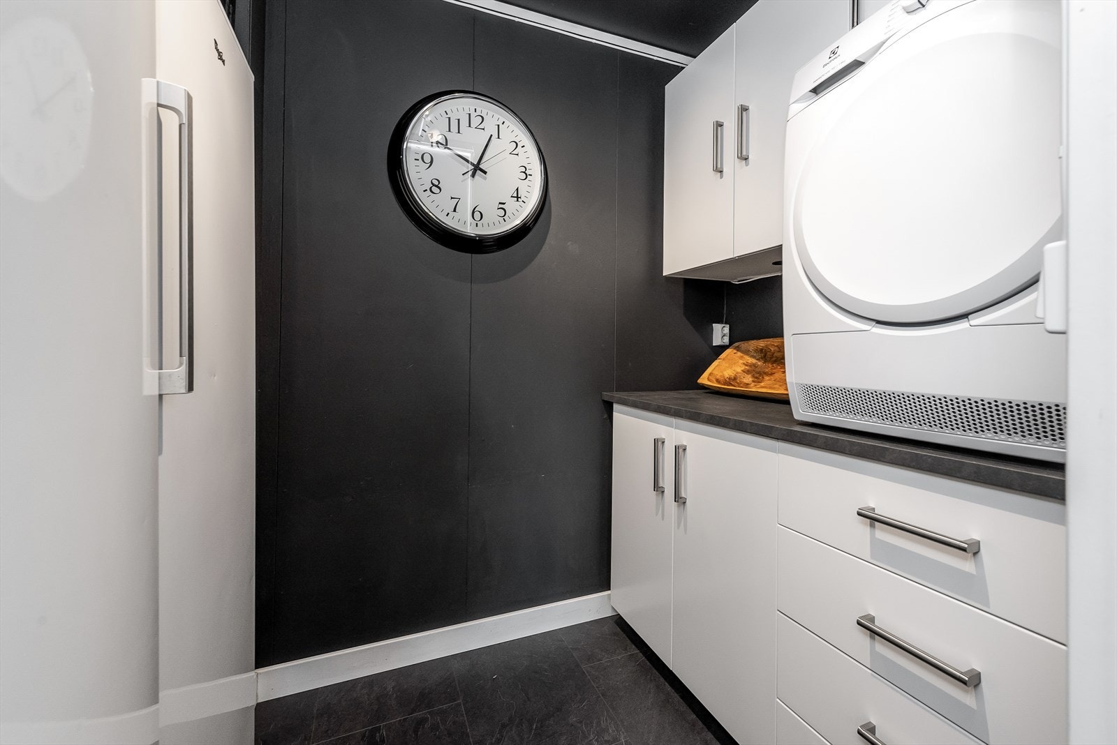 Eget vaskerom med god plass bak kjøkkenet Galleribilde