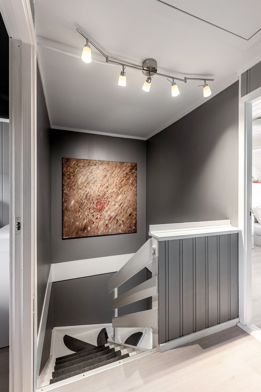 Gangen er blitt malt i lune toner. Tilgang til råloft. Galleribilde