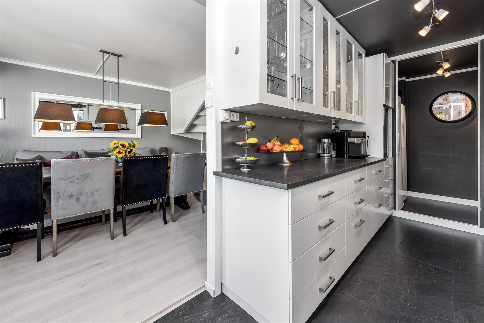 Delvis åpen stue og kjøkkenløsning for sosialt rom Galleribilde