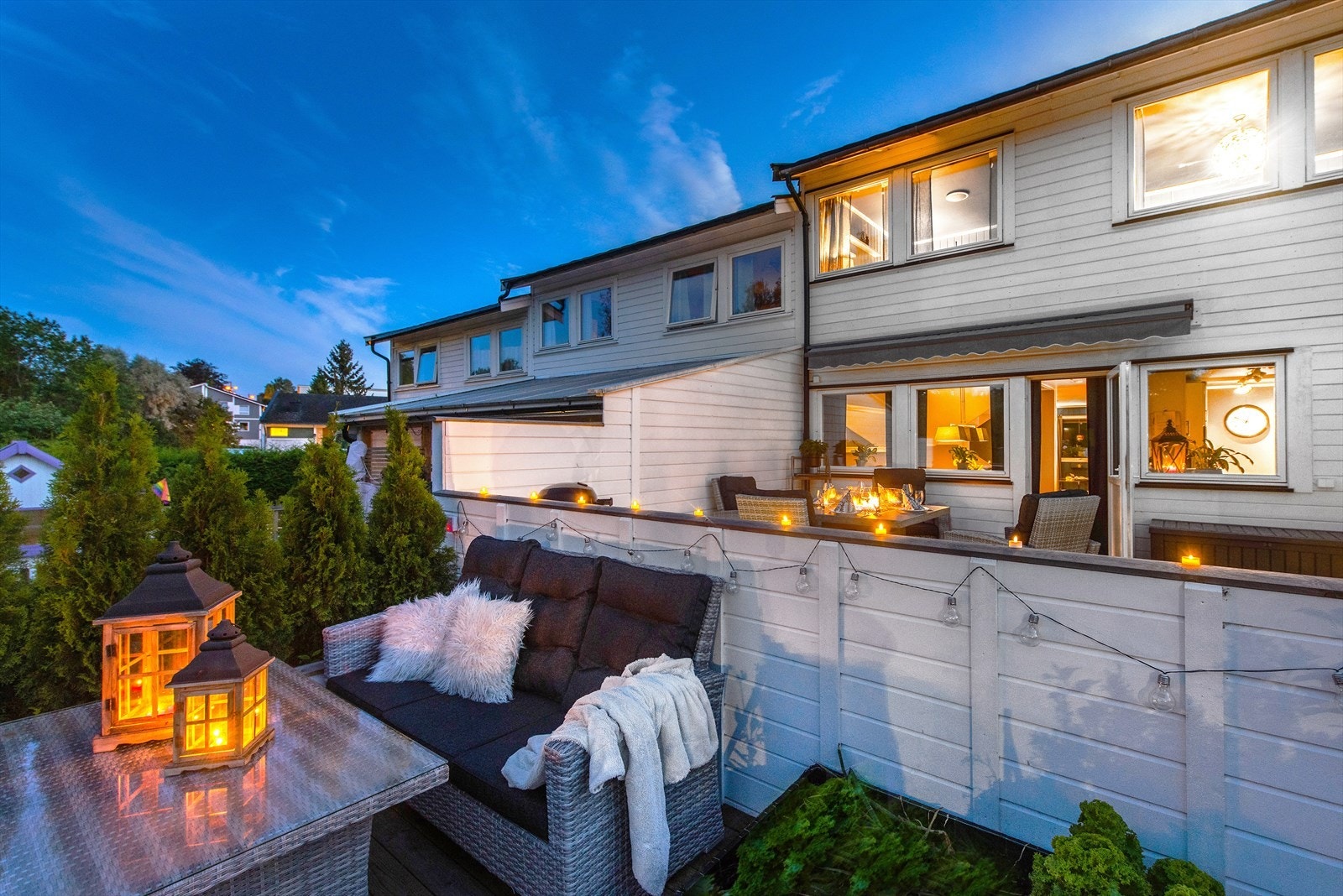 God plass til møblering for sosiale soner på 46 m² stor terrasse på baksiden av huset Galleribilde