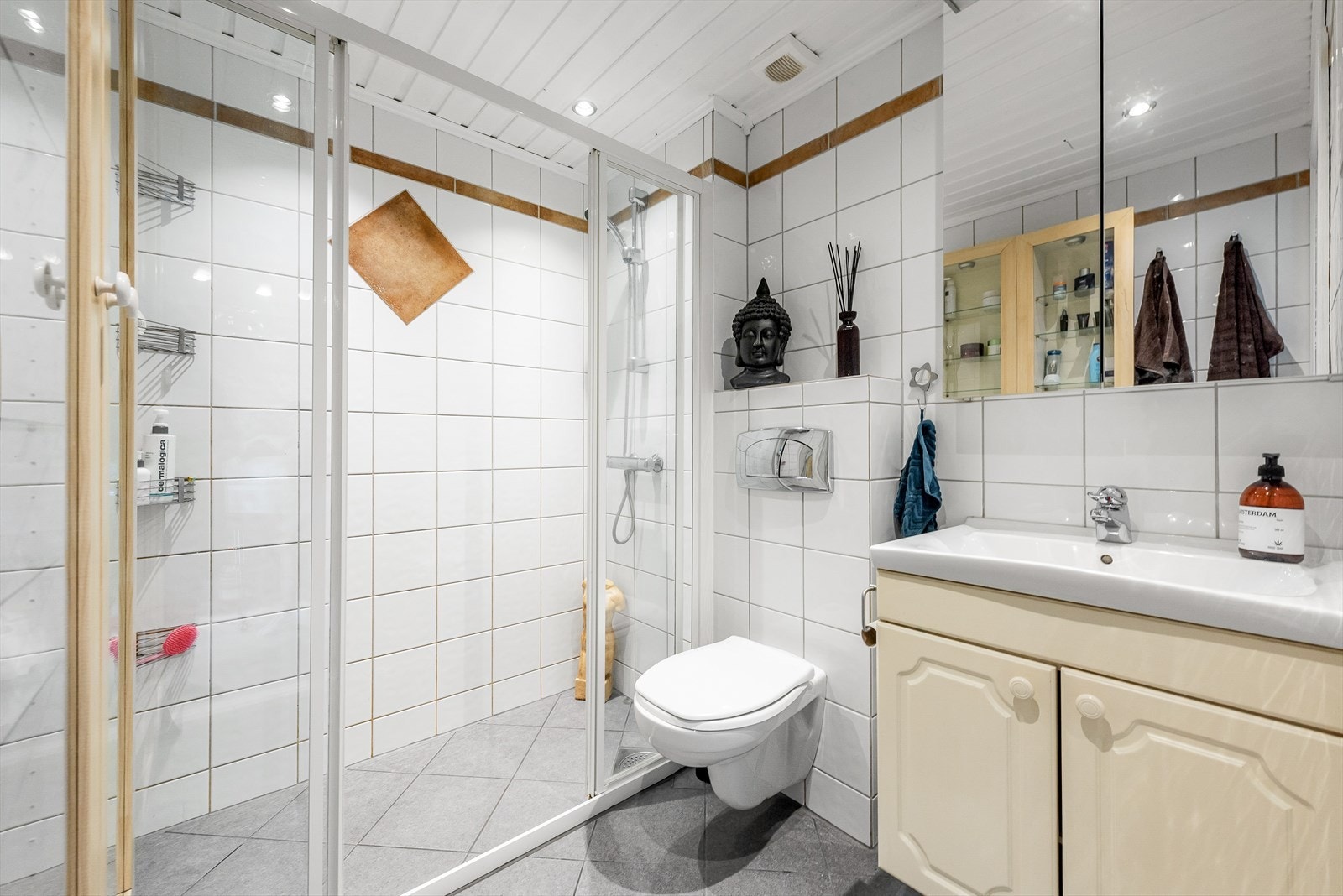 Pent flislagt bad med dusjnisje Galleribilde