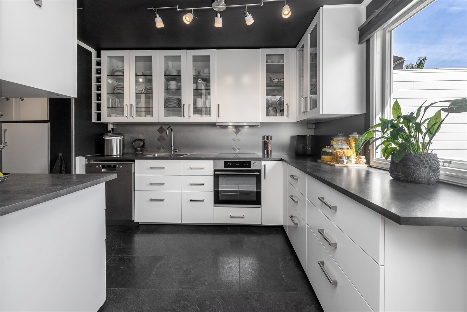 Integrert komfyr og platetopp, oppvaskmaskin medfølger ikke Galleribilde