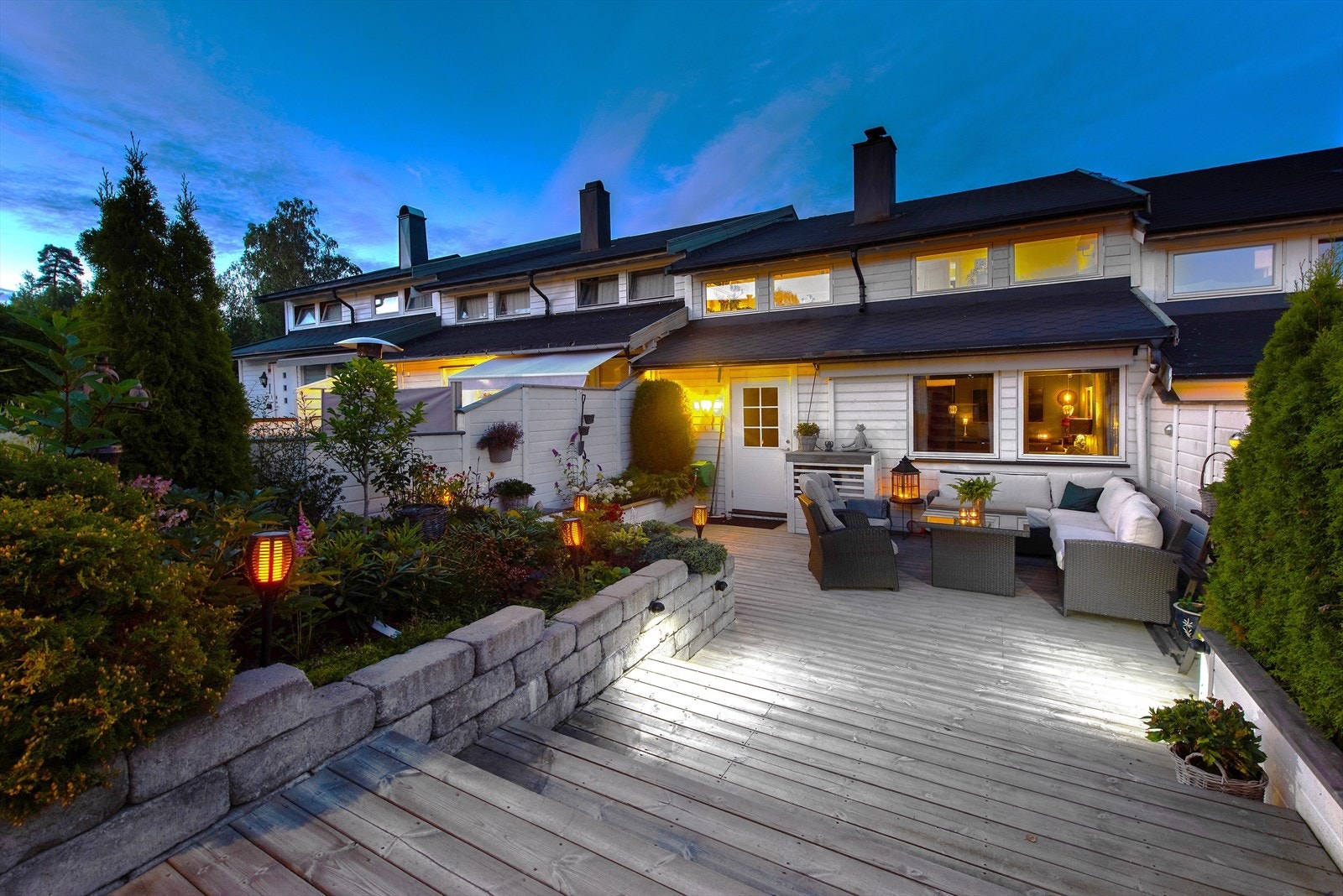 Uteplass ved inngangspartiet med spottbelysning Galleribilde