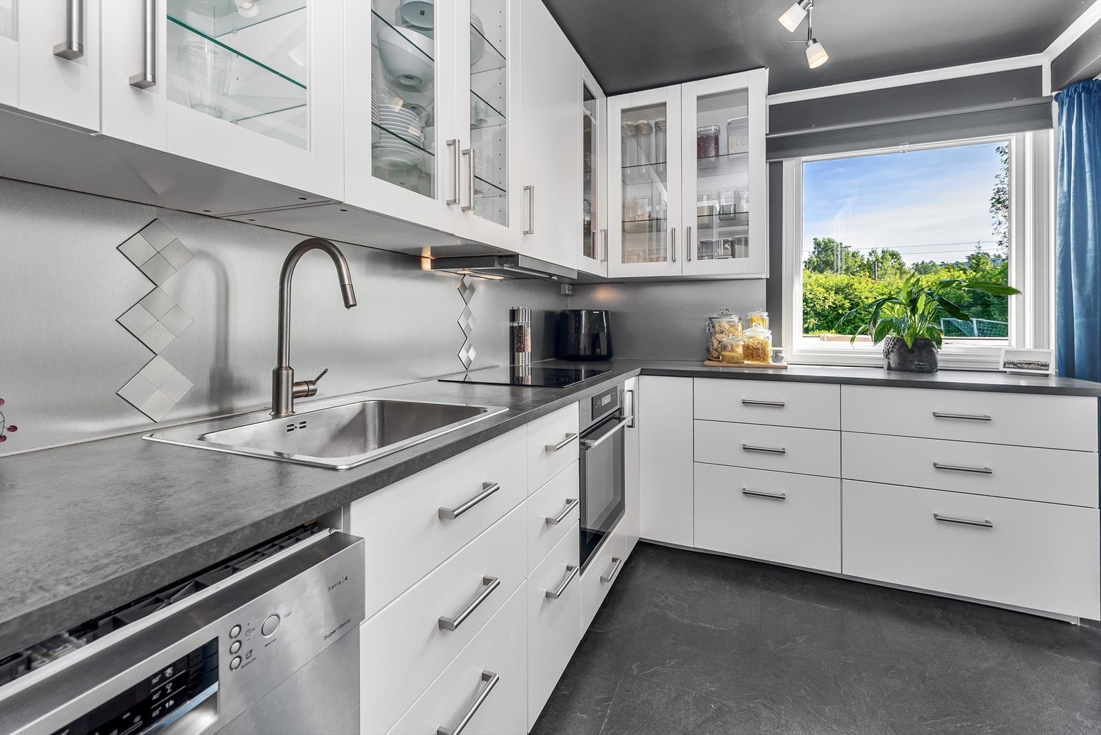 Fra kjøkken har du utsikt mot hagen og flotte grøntområder. Galleribilde