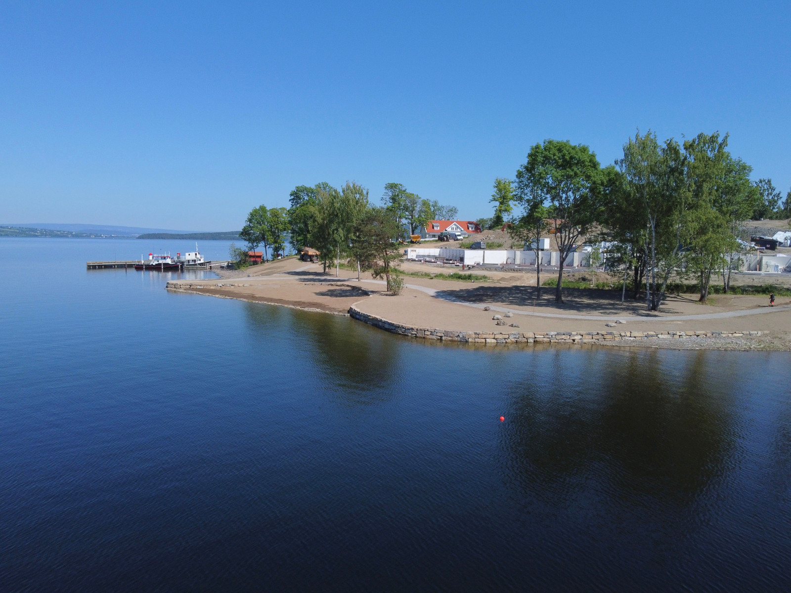 Flott strandsone er tilrettelagt for trivsel til beboere og turgåere langs Pilgrimsleden