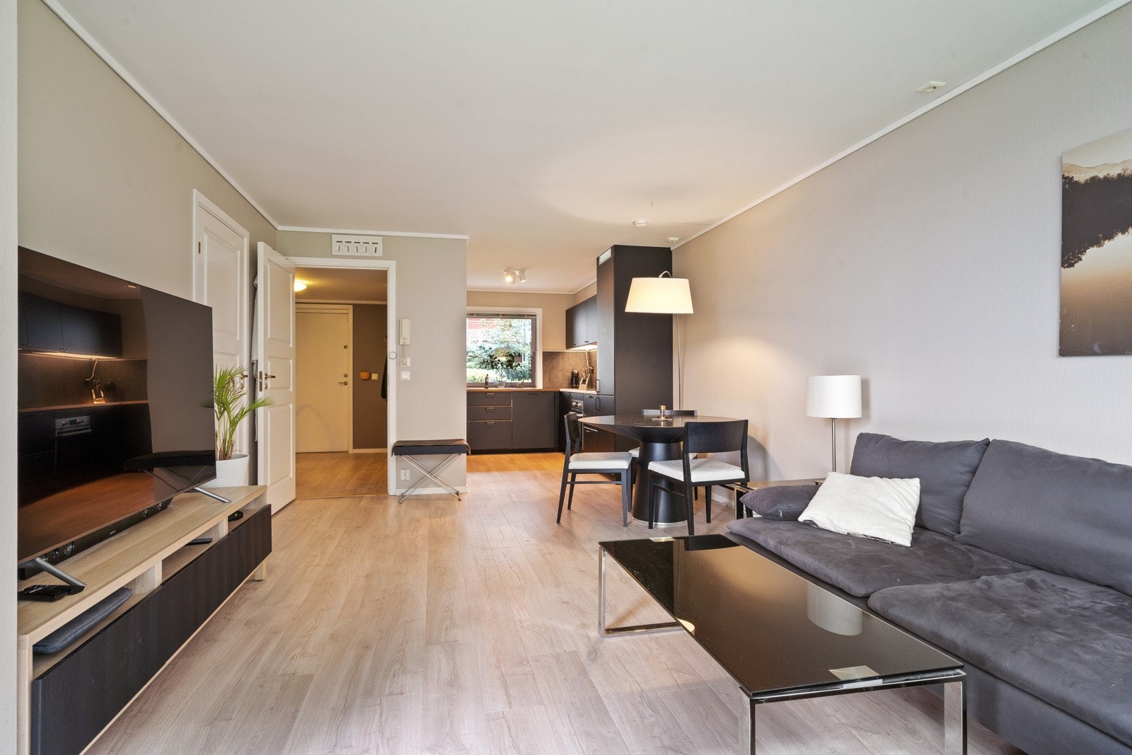 Leiligheten har nyter blant annet av god takhøyde, samt rause vindusflater som gir godt med lys til stuerommet Galleribilde