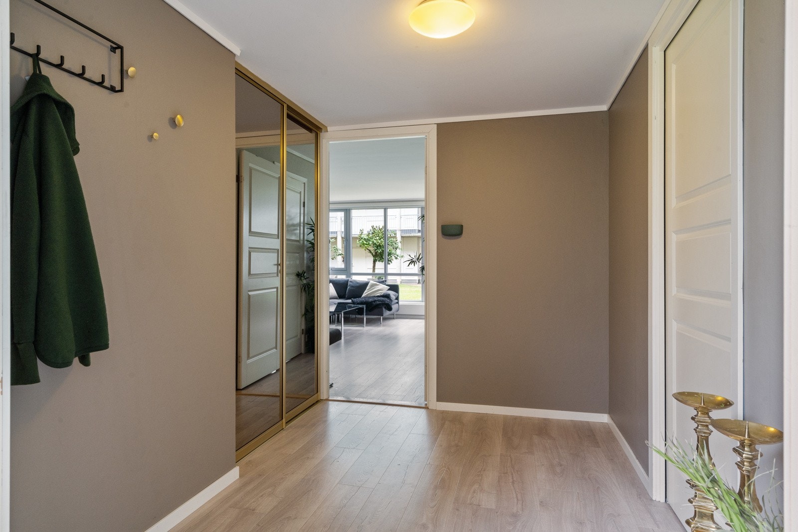 Romslig entré med god plass til oppbevaring av sko og bekledning Galleribilde