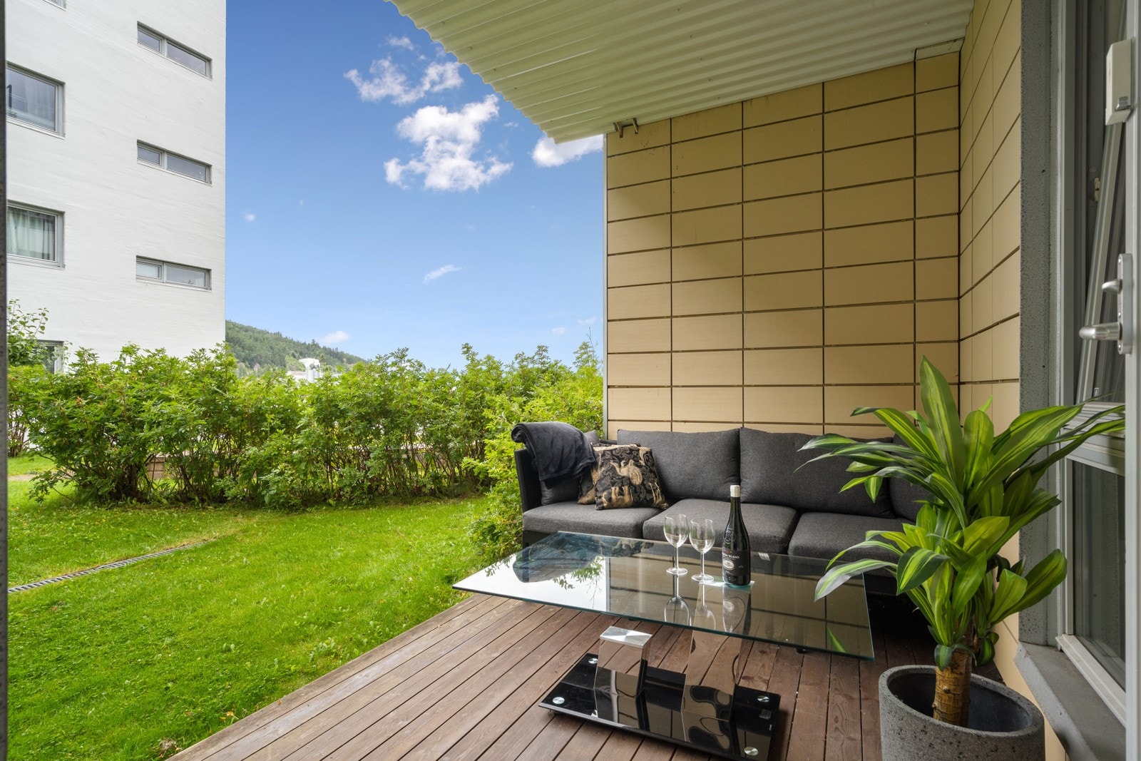 Fra stuen er det direkte adkomst til en egen, overbygd terrasse på 7 m² Galleribilde