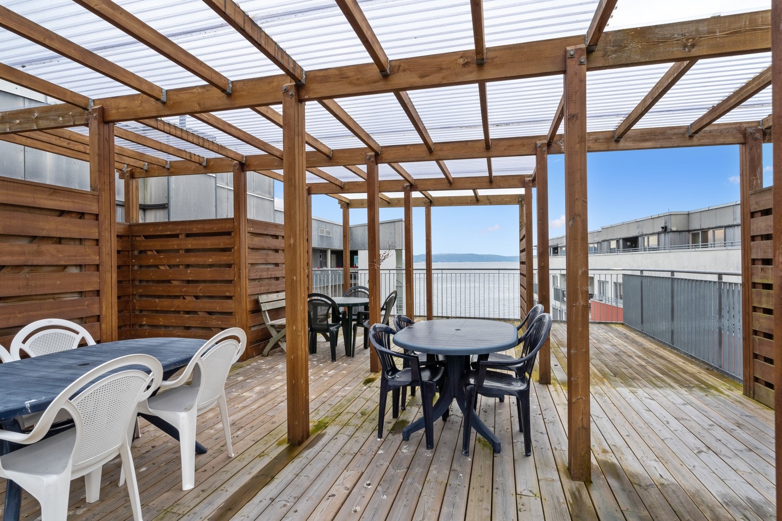 I 5. etasje kan du nyte sameiets praktfulle takterrasse med herlige utsiktsforhold Galleribilde