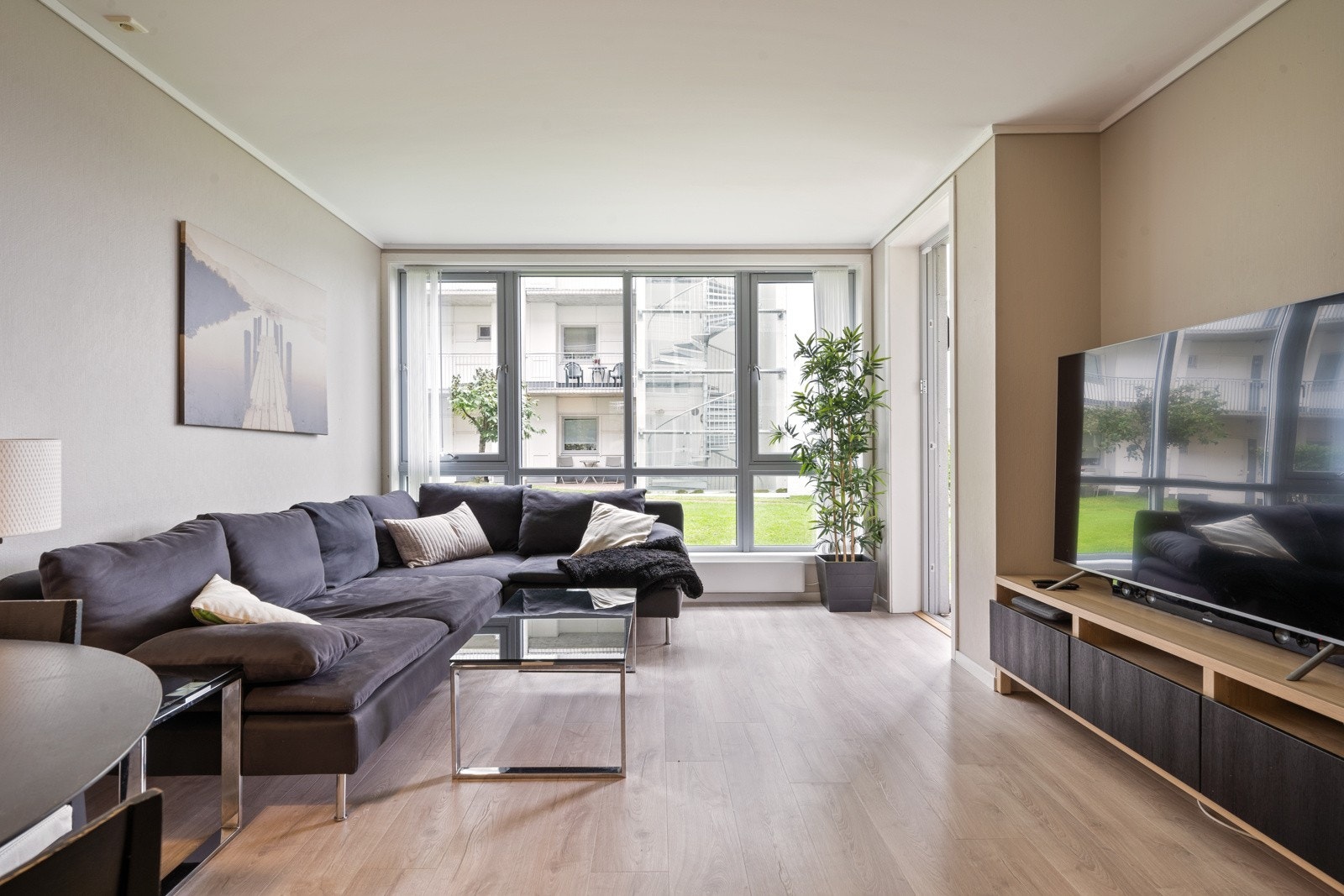 Åpen stue-kjøkkenløsning på 29 m², med smarte løsninger som gjør at arealet blir god utnyttet Galleribilde