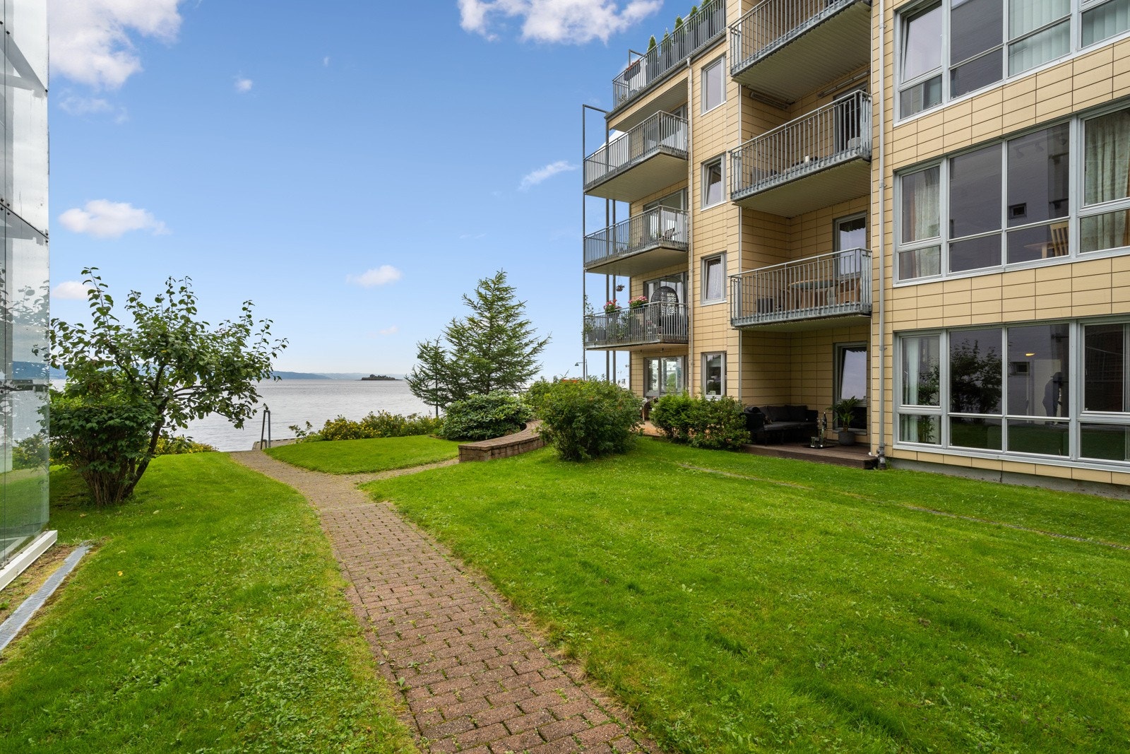 Terrassen er vendt mot et stille og grønt fellesområde med utsikt mot Trondheimsfjorden Galleribilde