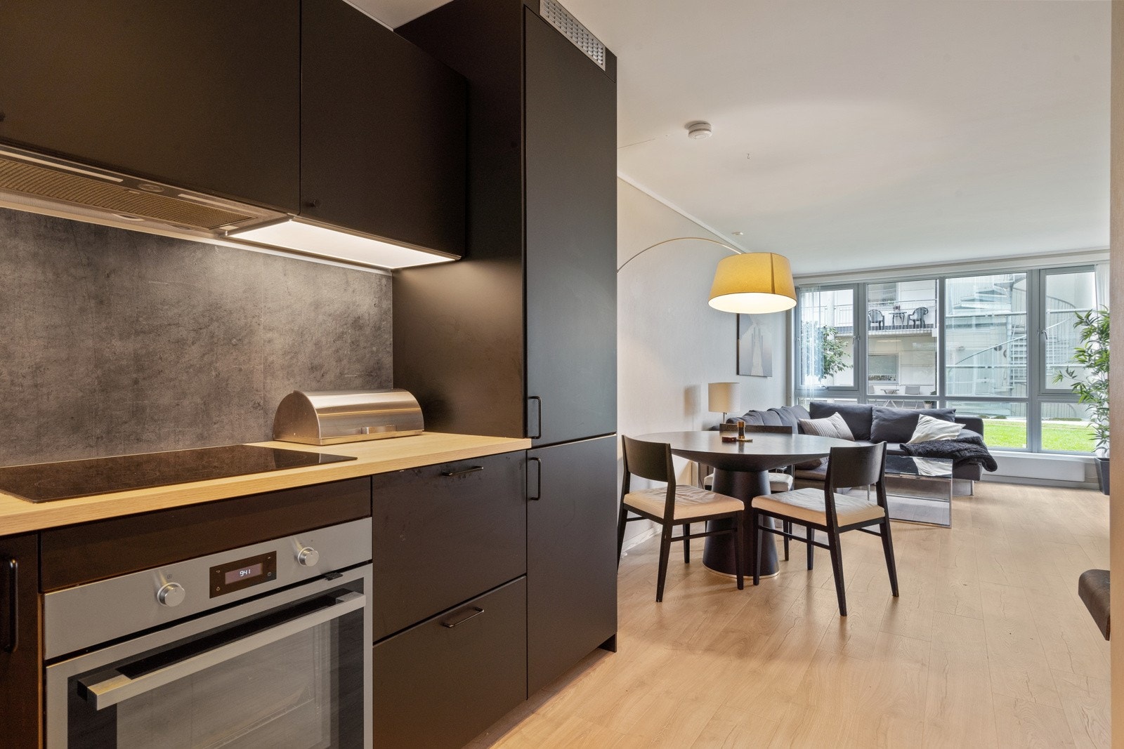 Av integrerte hvitevarer er det stekeovn, platetopp, kjøl/fryseskap og oppvaskmaskin som medfølger handelen Galleribilde