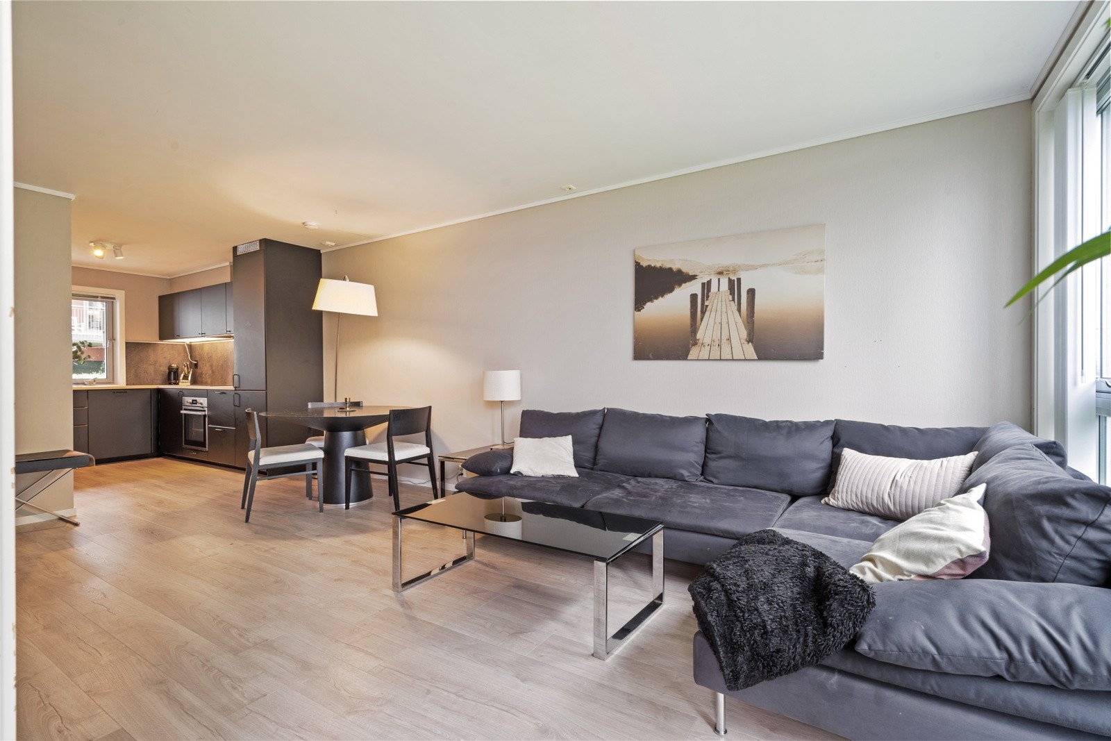 Den praktiske planløsningen gir godt med plass til ulike møbleringsmuligheter Galleribilde