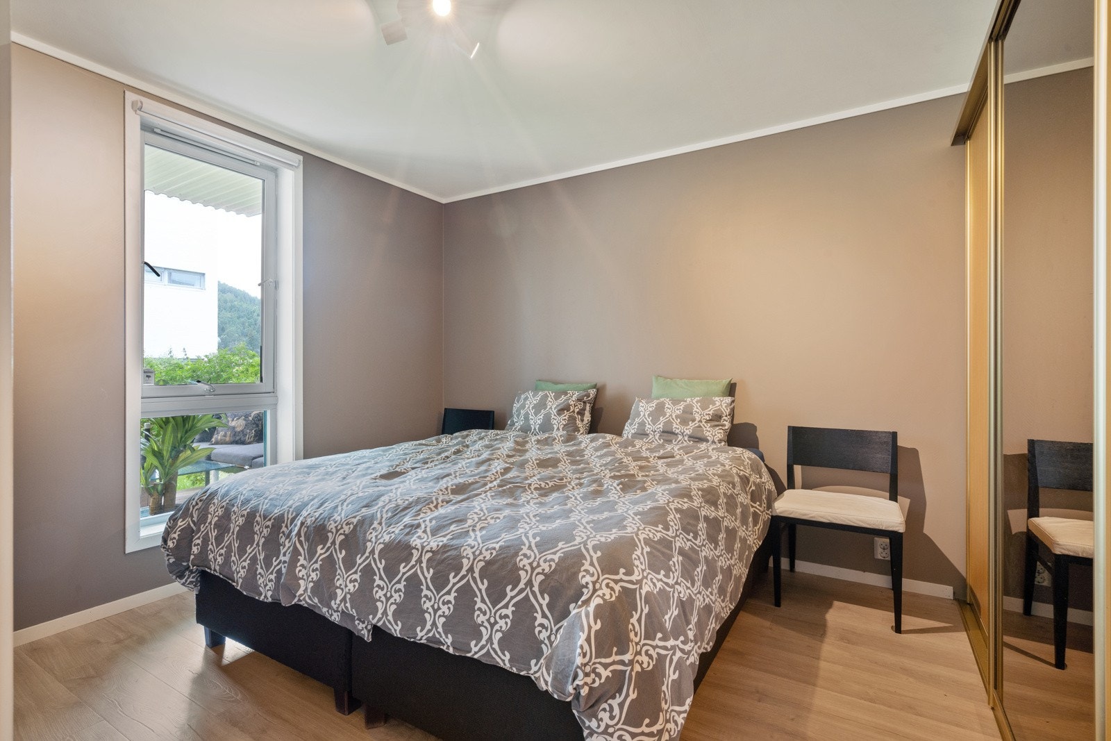 Soverommet er på hele 12 m² med god plass til dobbeltseng, samt plassbygd skyvedørsgarderobe Galleribilde